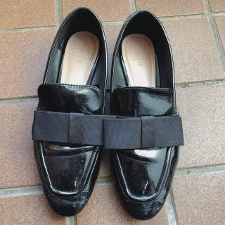 ザラ(ZARA)のZARA リボン付きエナメルローファー パンプス(ローファー/革靴)