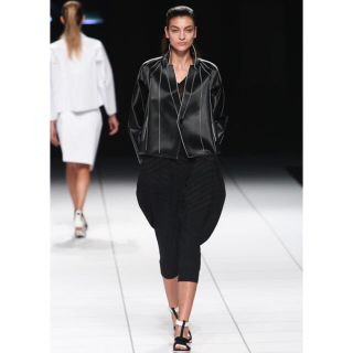 イッセイミヤケ(ISSEY MIYAKE)の専用　イッセイミヤケ　２０１４春夏　お洒落なサブリナ丈のサルエルパンツ(サルエルパンツ)