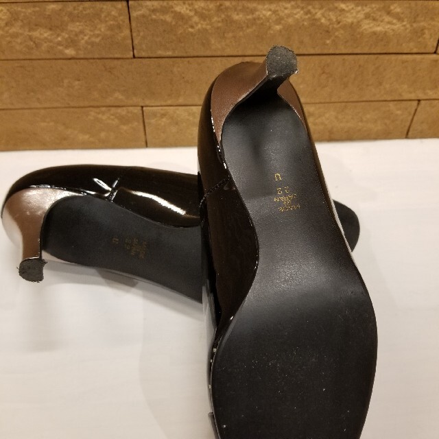 DIANA(ダイアナ)のダイアナ　DIANA　ベルト付きエナメルパンプス　黒　22cm ラウンドトゥ レディースの靴/シューズ(ハイヒール/パンプス)の商品写真