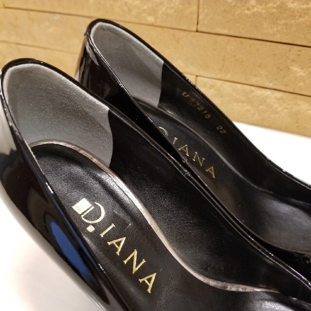DIANA(ダイアナ)のダイアナ　DIANA　ベルト付きエナメルパンプス　黒　22cm ラウンドトゥ レディースの靴/シューズ(ハイヒール/パンプス)の商品写真