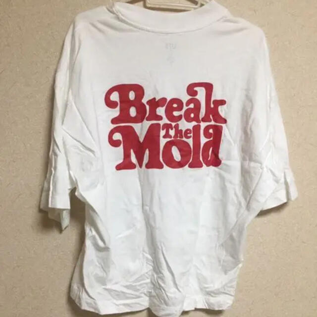 UNIQLO(ユニクロ)のユニクロ　VERDY コラボTシャツ レディースのトップス(Tシャツ(半袖/袖なし))の商品写真