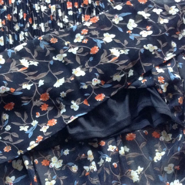 INGNI(イング)のイング 花柄プリーツロングスカート クロ レディースのスカート(ロングスカート)の商品写真