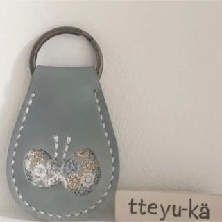 ミナペルホネン(mina perhonen)の【柚のホッコリ様専用】skyful light gray × 本革キーホルダー(キーホルダー/ストラップ)