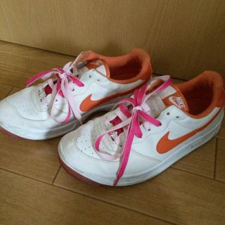 ナイキ(NIKE)のNIKE/スニーカー/23.5(スニーカー)