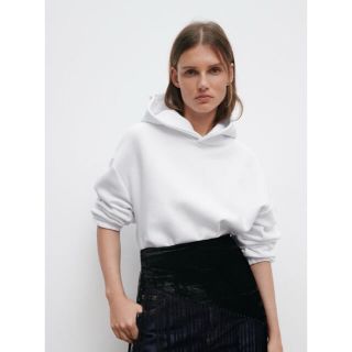 ザラ(ZARA)のzara クロップド丈フーディ　パーカー　白  m(パーカー)