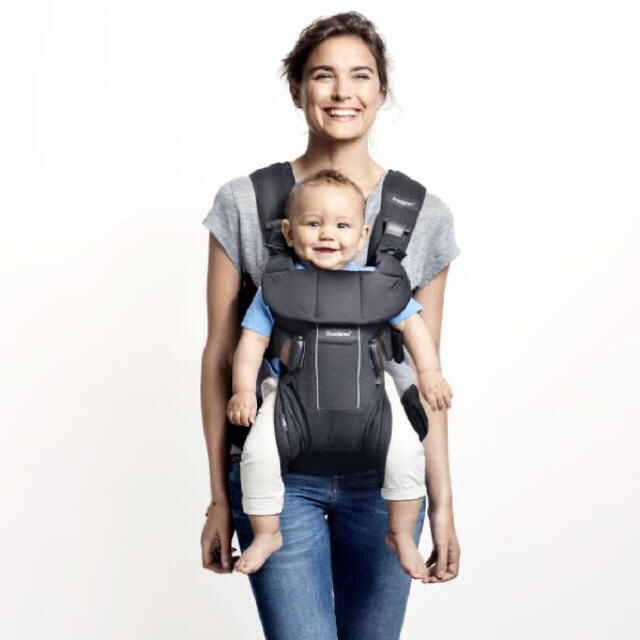 BABYBJORN(ベビービョルン)のmiia様専用☆ベビービョルン　ベビーキャリアONE+ Air よだれカバー付き キッズ/ベビー/マタニティの外出/移動用品(抱っこひも/おんぶひも)の商品写真