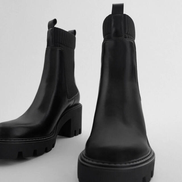 ZARA(ザラ)のZARA ソックス風　アンクルブーツ レディースの靴/シューズ(ブーツ)の商品写真