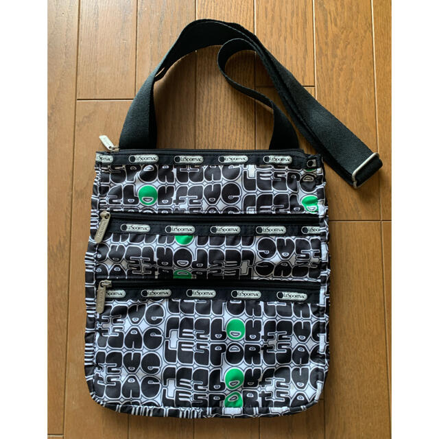 LeSportsac(レスポートサック)のレスポートサックLeSportsacモノトーン3段ポケットショルダーバッグ　黒白 レディースのバッグ(ショルダーバッグ)の商品写真