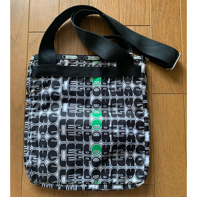 LeSportsac(レスポートサック)のレスポートサックLeSportsacモノトーン3段ポケットショルダーバッグ　黒白 レディースのバッグ(ショルダーバッグ)の商品写真