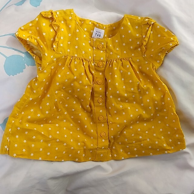 babyGAP(ベビーギャップ)のシャツ　オレンジ　星柄　90 キッズ/ベビー/マタニティのキッズ服女の子用(90cm~)(Tシャツ/カットソー)の商品写真