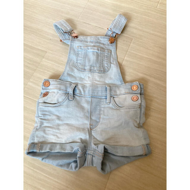 サロペット　子供服　デニム　ショートパンツ キッズ/ベビー/マタニティのキッズ服女の子用(90cm~)(パンツ/スパッツ)の商品写真