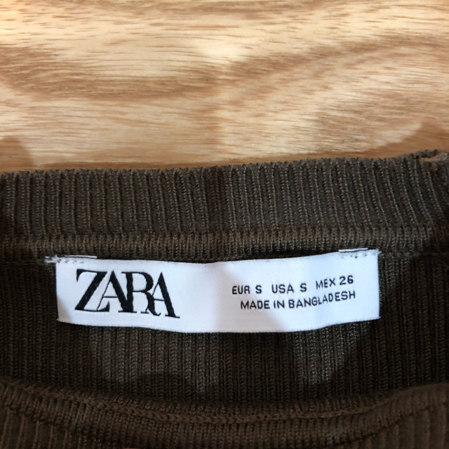 ZARA ゴールドボタン付き　リブニット レディースのトップス(ニット/セーター)の商品写真