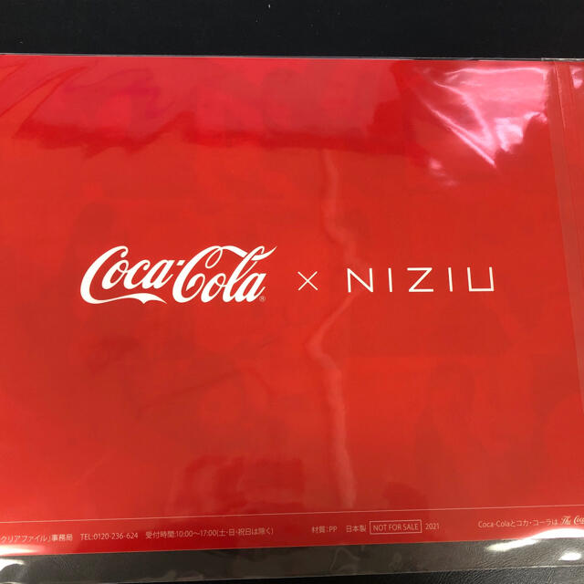 コカ・コーラ(コカコーラ)の【匿名配送】NiziUクリアファイル　コカコーラ2020ノベルティ エンタメ/ホビーのタレントグッズ(アイドルグッズ)の商品写真