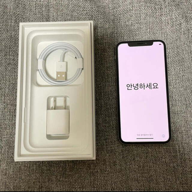 iPhone(アイフォーン)のgf様専用　iPhone Xs Silver 256 GB docomo スマホ/家電/カメラのスマートフォン/携帯電話(スマートフォン本体)の商品写真