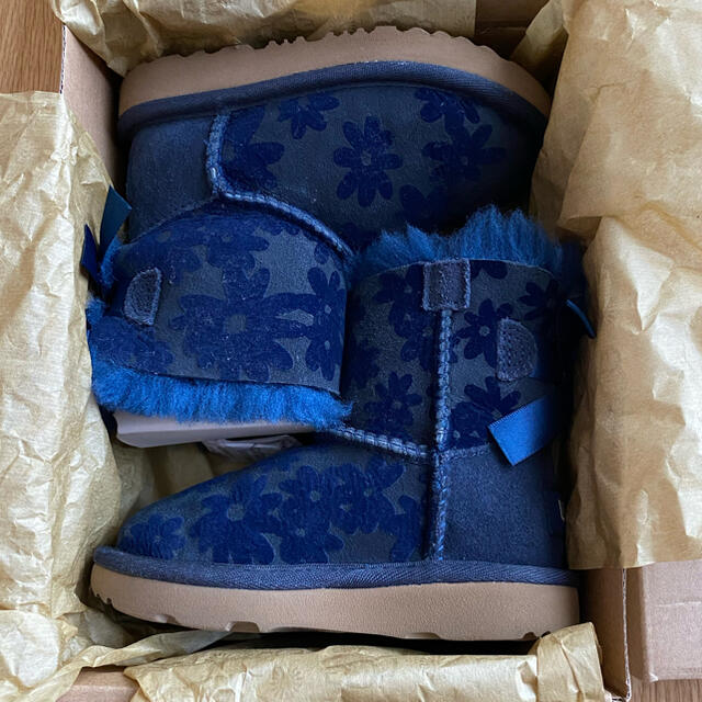 UGG(アグ)のUGG キッズ　ブーツ　14.5 花柄 キッズ/ベビー/マタニティのベビー靴/シューズ(~14cm)(ブーツ)の商品写真