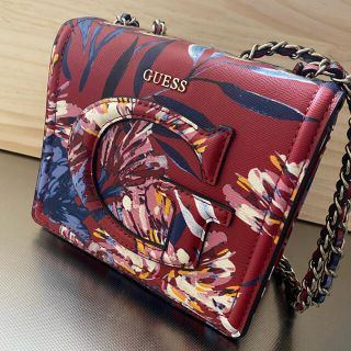 ゲス(GUESS)のGUESSショルダーバッグ　ボタニカル　赤(ショルダーバッグ)