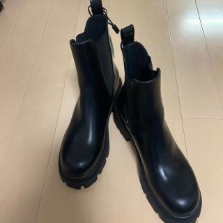 ザラ(ZARA)のZARA  ショートブーツ　黒　25cm(ブーツ)