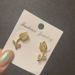 韓国　ピアス　チューリップ(ピアス)