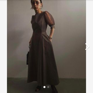 アメリヴィンテージ(Ameri VINTAGE)の新品タグ付　SHEER PUFF SLEEVE DRESS 茶色　モカ　アメリ(ロングワンピース/マキシワンピース)