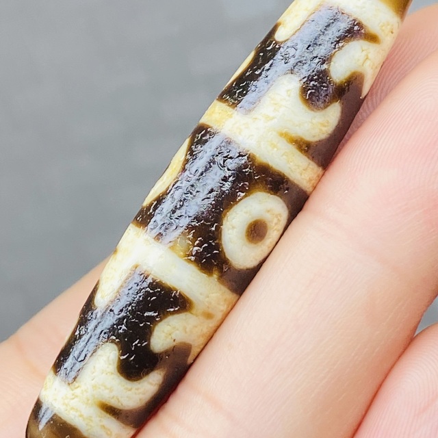 人気の 四線虎牙三眼天珠 天珠 老鉱天珠 老瑪瑙 開光 老天珠 虎牙天珠