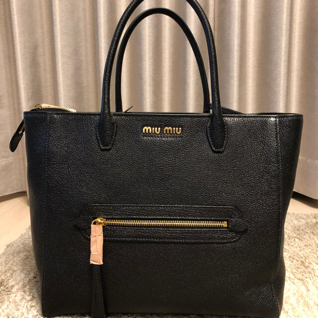 お待たせ! miumiu - 【新品】miumiu ストラップ付き2wayバッグ(黒