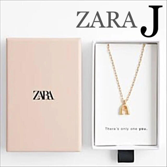 ZARA(ザラ)の【新品未使用】ZARA イニシャルペンダント ネックレス　Ｊ レディースのアクセサリー(ネックレス)の商品写真