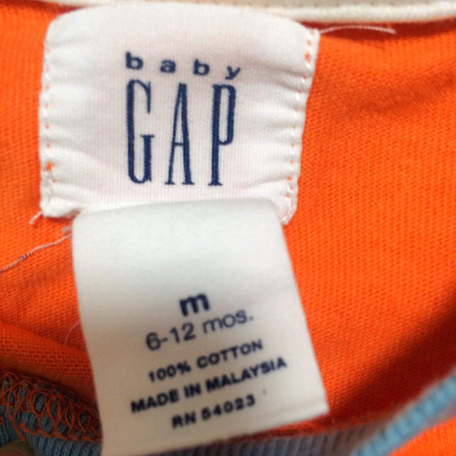 babyGAP(ベビーギャップ)のGAP オレンジ色T キッズ/ベビー/マタニティのベビー服(~85cm)(Ｔシャツ)の商品写真