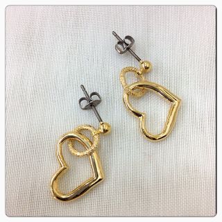 ゴールドハートのチタンピアス(イヤリング)
