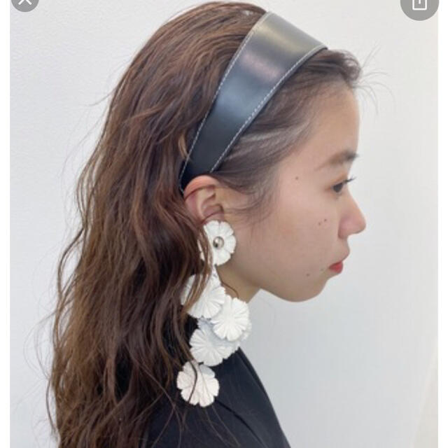 STUDIOUS(ステュディオス)の【新品】Fumie Tanaka レザー　カチューシャ レディースのヘアアクセサリー(カチューシャ)の商品写真