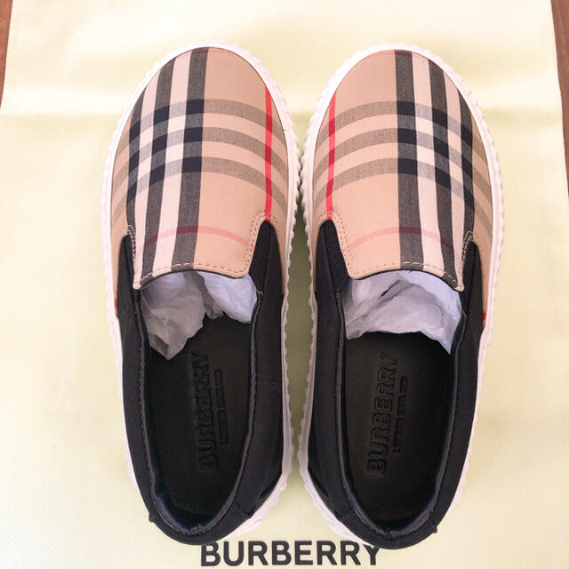 BURBERRY(バーバリー)の【お取置き中】バーバリーチルドレン 新品シューズ 29 キッズ/ベビー/マタニティのキッズ靴/シューズ(15cm~)(スリッポン)の商品写真