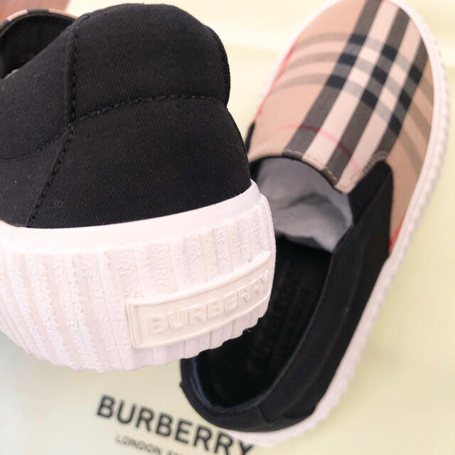 BURBERRY(バーバリー)の【お取置き中】バーバリーチルドレン 新品シューズ 29 キッズ/ベビー/マタニティのキッズ靴/シューズ(15cm~)(スリッポン)の商品写真