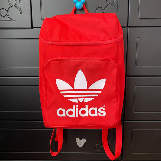 adidas 美品⋈*.。adidas リュック目立つ赤 メンズレディース スポーツバッグの通販 by マーブル's shop｜アディダスならラクマ