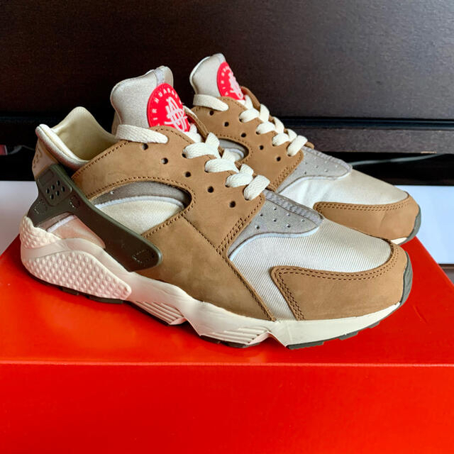 NIKE(ナイキ)のStussy × NIKE AIR HUARACHE LE DESERT OAK メンズの靴/シューズ(スニーカー)の商品写真