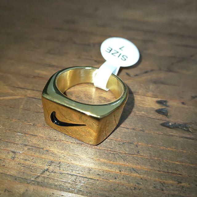 ☆匿名配送☆ ゴールド色 リング 指輪 スウォッシュ 台座 レトロ ユニセックス メンズのアクセサリー(リング(指輪))の商品写真