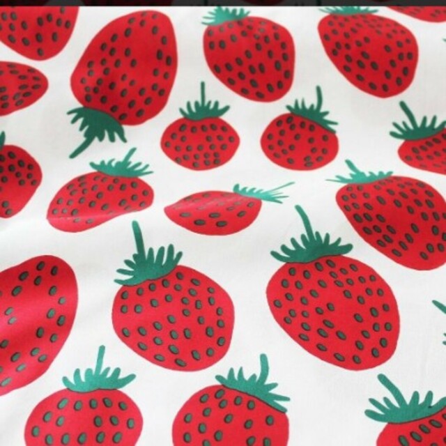 marimekko(マリメッコ)のmarimekko生地　ピエニマンシッカ🍓　ハーフカット ハンドメイドの素材/材料(生地/糸)の商品写真