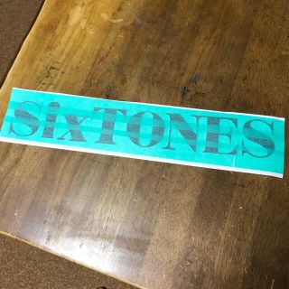 ジャニーズ(Johnny's)の★在庫処分値下げ★車ステッカー SixTONES Lサイズ(車外アクセサリ)