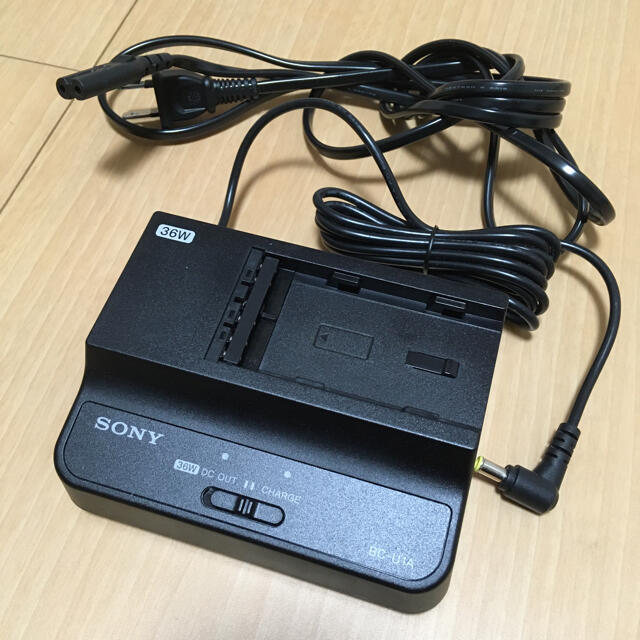 SONY(ソニー)の美品 BC-U1A SONY 充電器 スマホ/家電/カメラのスマートフォン/携帯電話(バッテリー/充電器)の商品写真