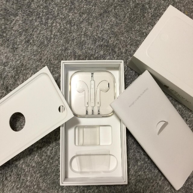 iPhone(アイフォーン)の純正    正規品 iPhone  イヤホン スマホ/家電/カメラのスマホアクセサリー(ストラップ/イヤホンジャック)の商品写真