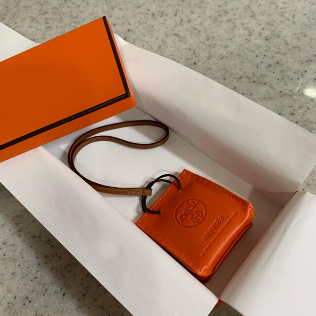 Hermes(エルメス)のエルメス　新品未使用ショッパーチャーム　サックオランジュ レディースのアクセサリー(チャーム)の商品写真