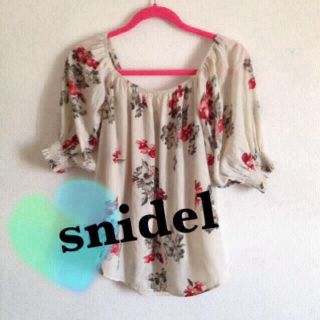 スナイデル(SNIDEL)のsnidel♡花柄トップス(カットソー(半袖/袖なし))