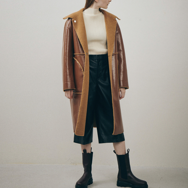 LE CIEL BLEU(ルシェルブルー)のLE CIEL BLEU Faux Patent Shearling Coat レディースのジャケット/アウター(ロングコート)の商品写真