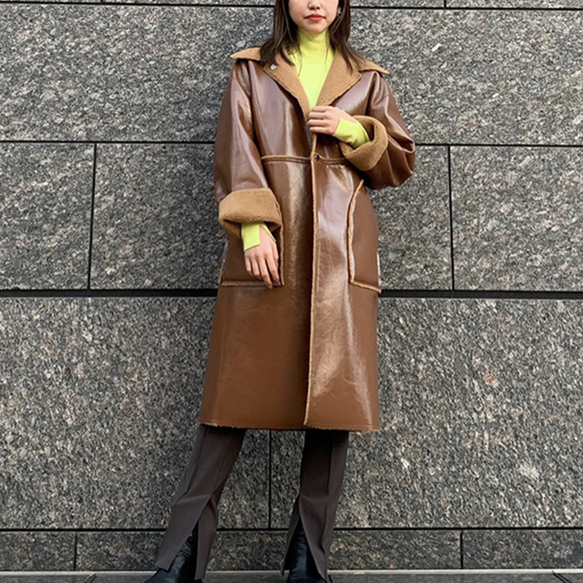 LE CIEL BLEU(ルシェルブルー)のLE CIEL BLEU Faux Patent Shearling Coat レディースのジャケット/アウター(ロングコート)の商品写真