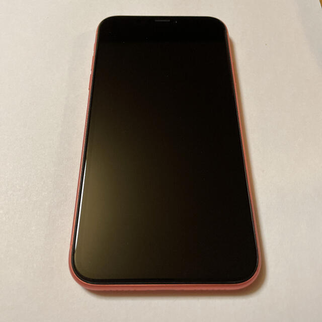 iPhone(アイフォーン)のiPhone XR Coral 128 GB  SIMフリー　au スマホ/家電/カメラのスマートフォン/携帯電話(スマートフォン本体)の商品写真
