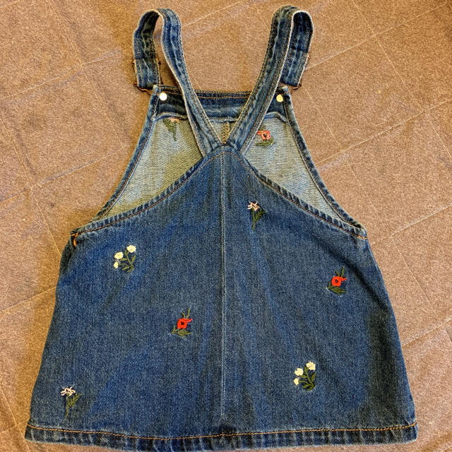 ZARA(ザラ)のZARA デニム 花柄 ジャンパースカート キッズ/ベビー/マタニティのキッズ服女の子用(90cm~)(ワンピース)の商品写真