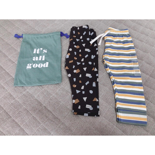 babyGAP(ベビーギャップ)の新品未使用パンツ2枚セット 90 おまけ付き　お値下げ キッズ/ベビー/マタニティのキッズ服男の子用(90cm~)(パンツ/スパッツ)の商品写真