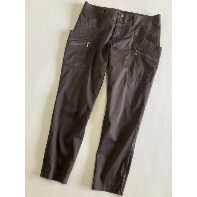 ADORE(アドーア)のADORE アドーア　新品　スヴェルトサテンクロップドパンツ　カーキ　36 レディースのパンツ(クロップドパンツ)の商品写真