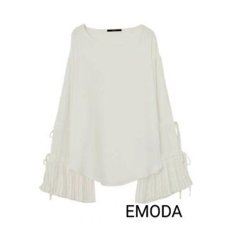 エモダ(EMODA)のEMODA  袖フレアー　トップス　ホワイト(カットソー(長袖/七分))