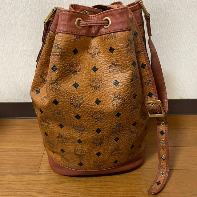 MCM(エムシーエム)の巾着バッグ　ショルダーバッグ　ハンドバッグ　ブラウン レディースのバッグ(ショルダーバッグ)の商品写真