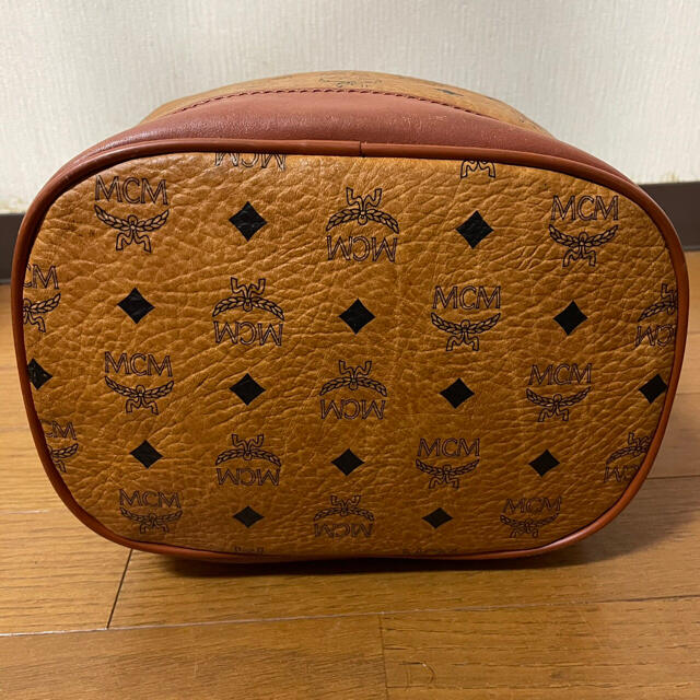 MCM(エムシーエム)の巾着バッグ　ショルダーバッグ　ハンドバッグ　ブラウン レディースのバッグ(ショルダーバッグ)の商品写真