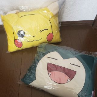 ポケモン ポケモンセンター もちもちjrダイカット枕 ピカチュウ カビゴン クッションの通販 ラクマ